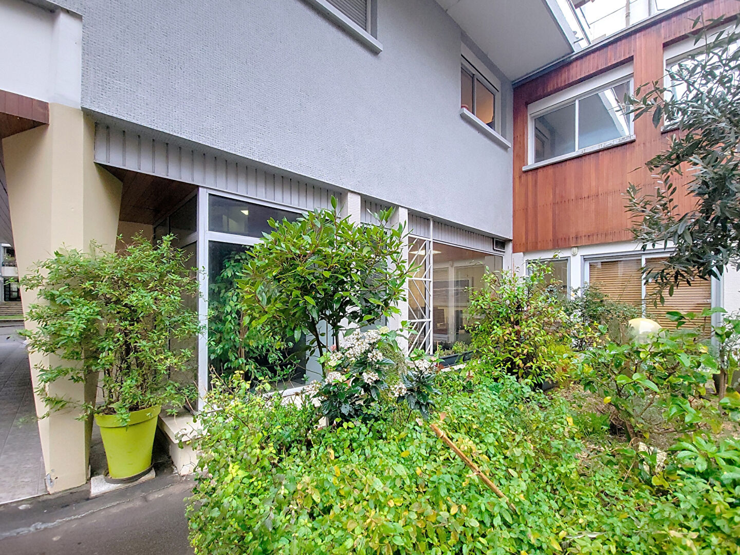 Bureaux  climatises sur cour arboree à Paris 15 — photo 3