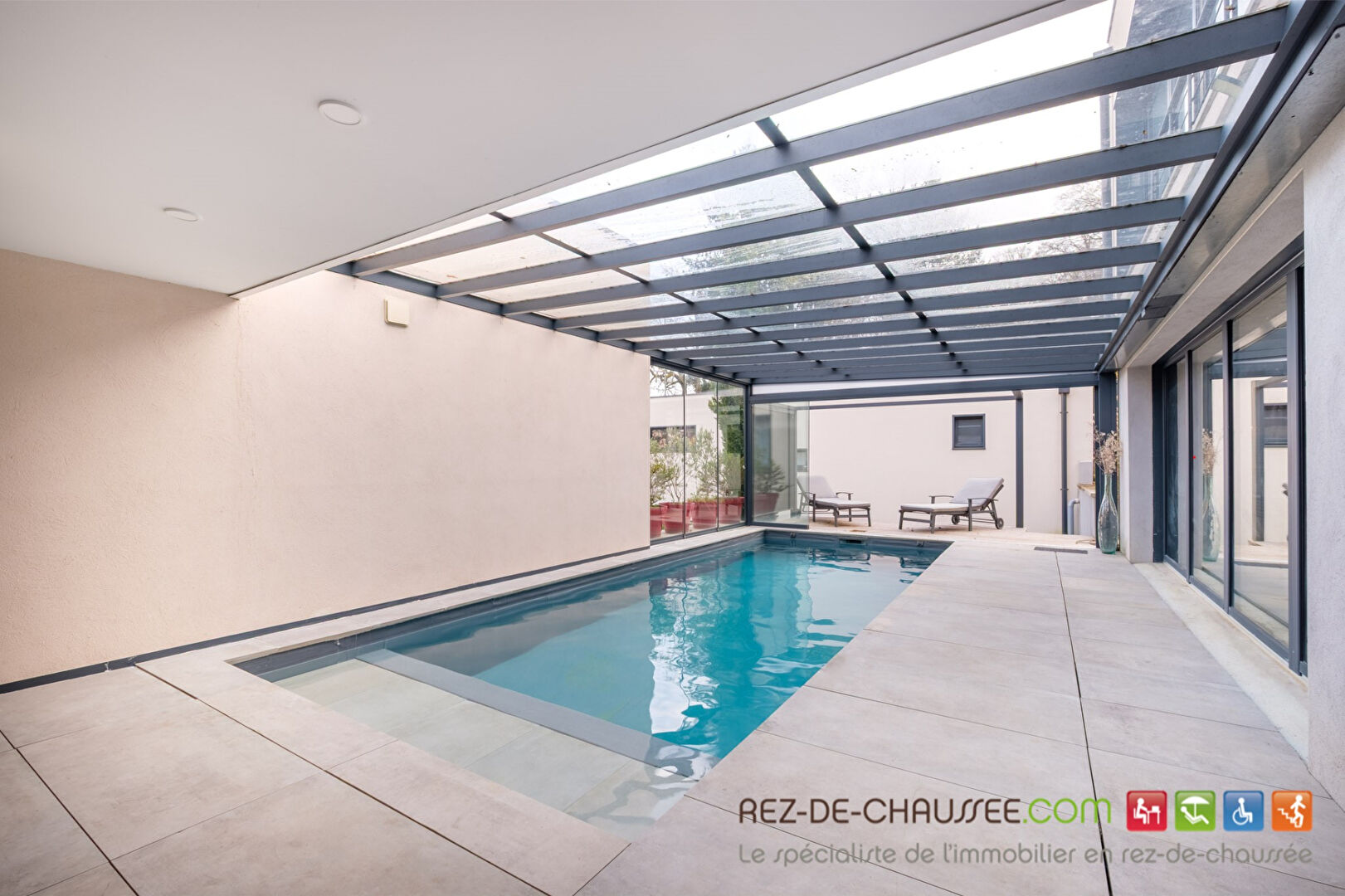 Ensemble professionnel d'exception avec piscine à Charbonnieres les bains 69260 — photo 1