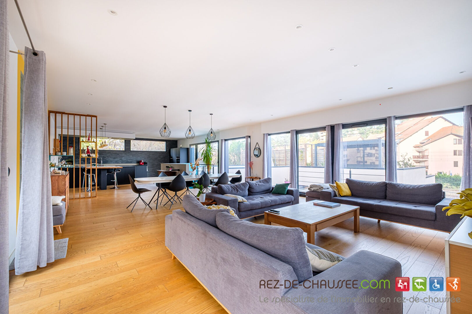 Ensemble professionnel d'exception avec piscine à Charbonnieres les bains 69260 — photo 2