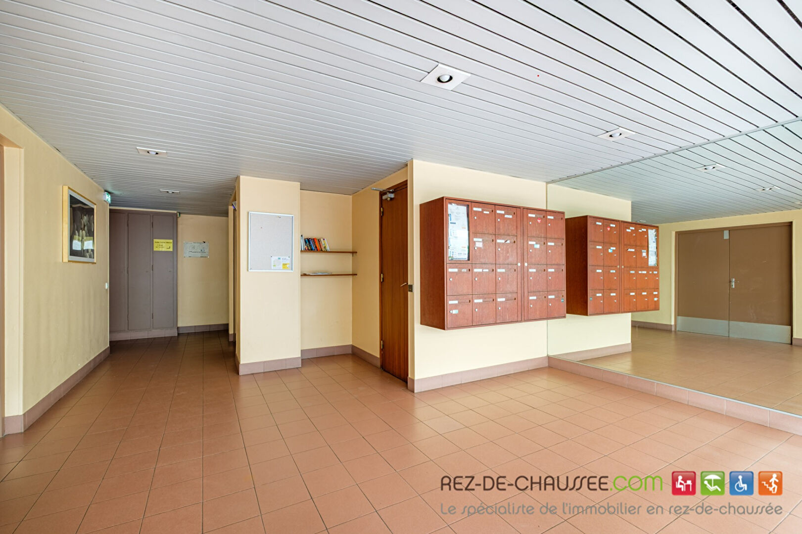 Monplaisir : local professionnel de  93 m² en rez-de-jardin à Lyon 69008 — photo 1