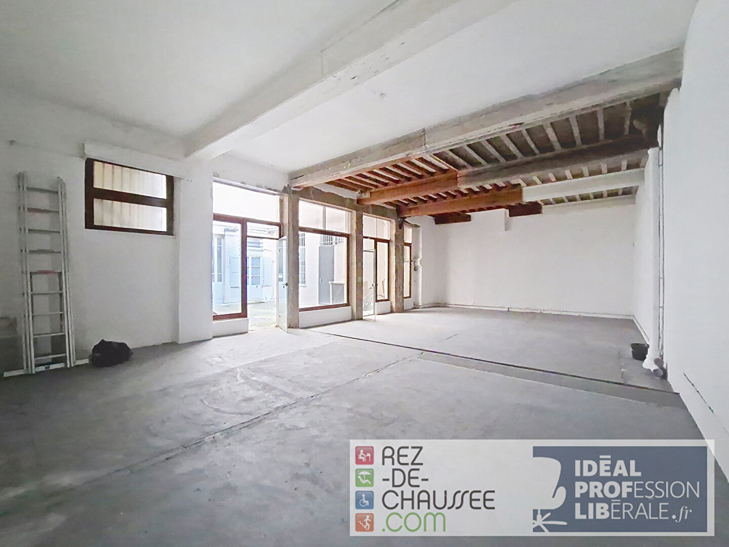 Lyon 2 - plateau bureaux en rdc de 83 m² à Lyon 69002 — photo 1