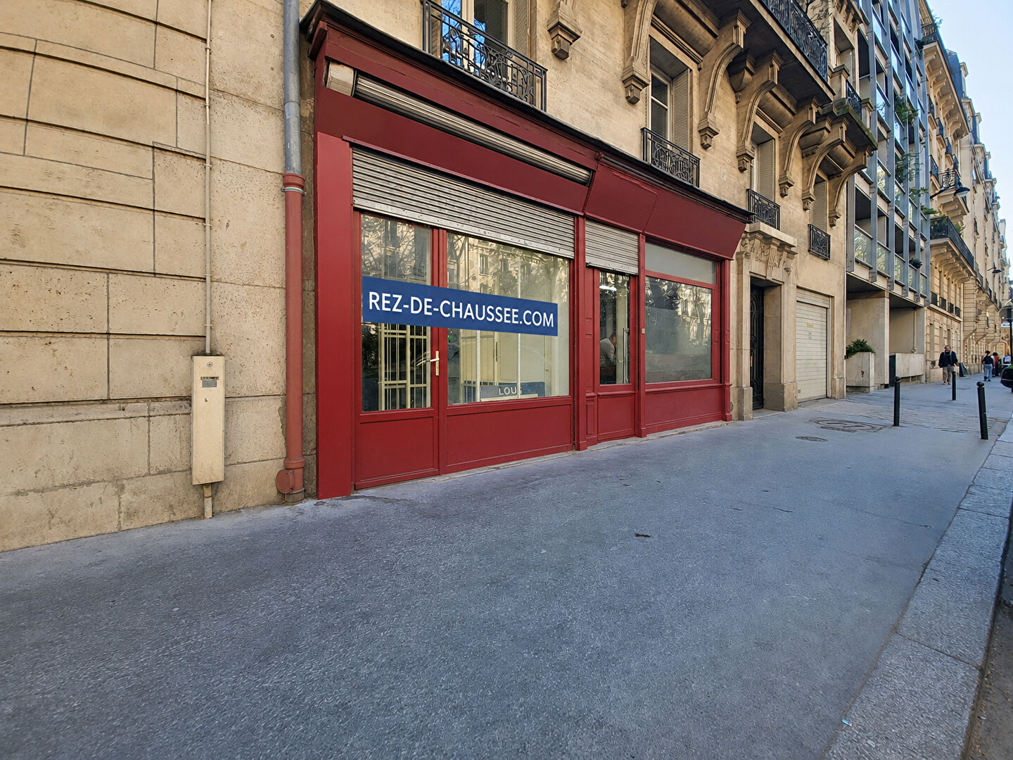 Local avec vitrine avenue rene coty à Paris 14 — photo 1