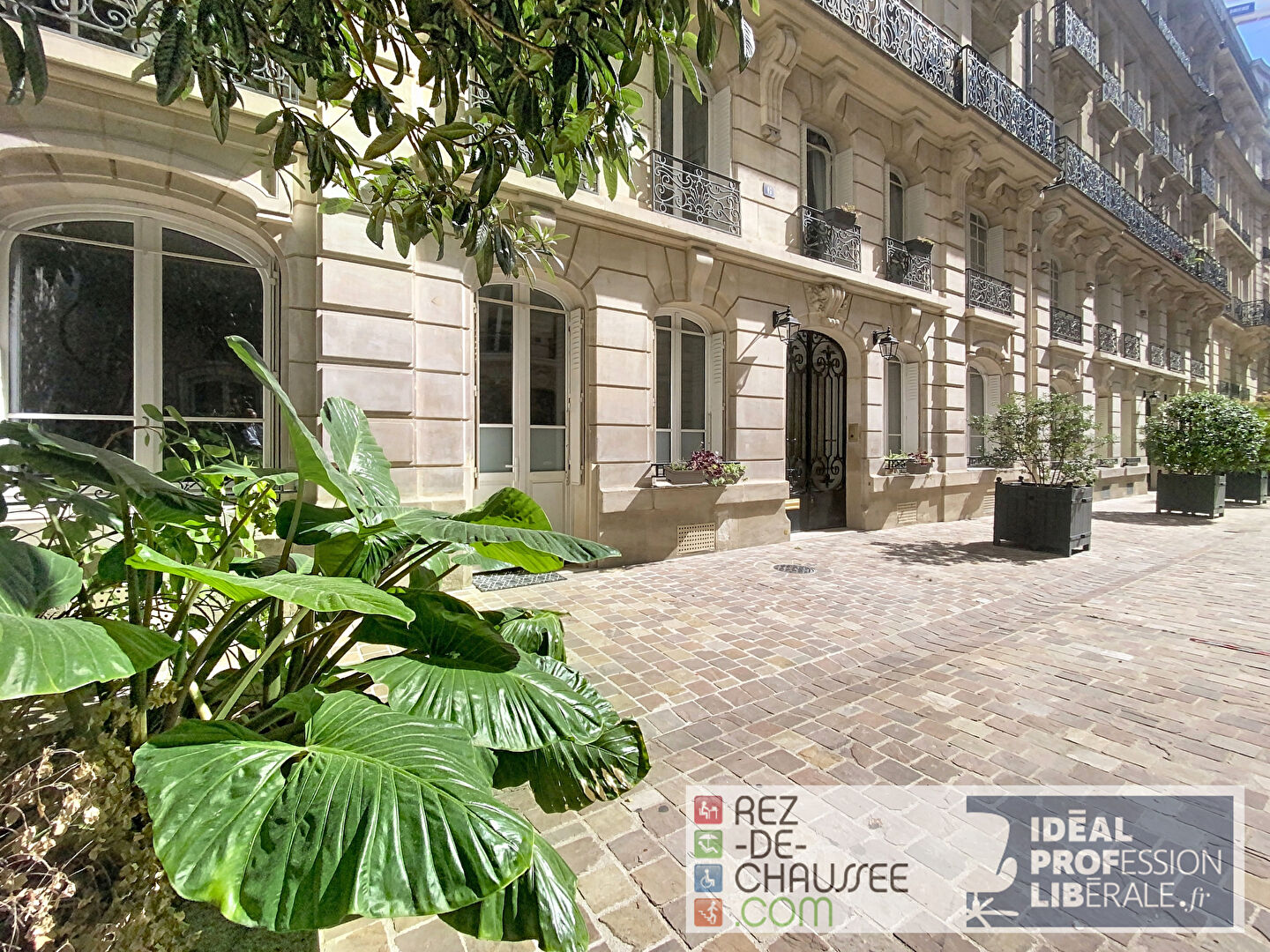 REZ-DE-CHAUSSEE SUR PASSAGE PRIVÉ.