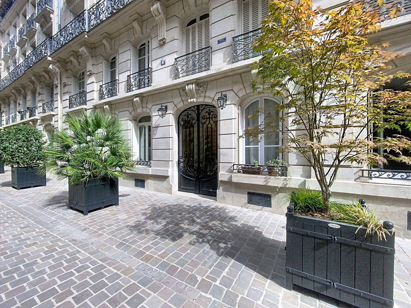 REZ-DE-CHAUSSEE SUR PASSAGE PRIVÉ.