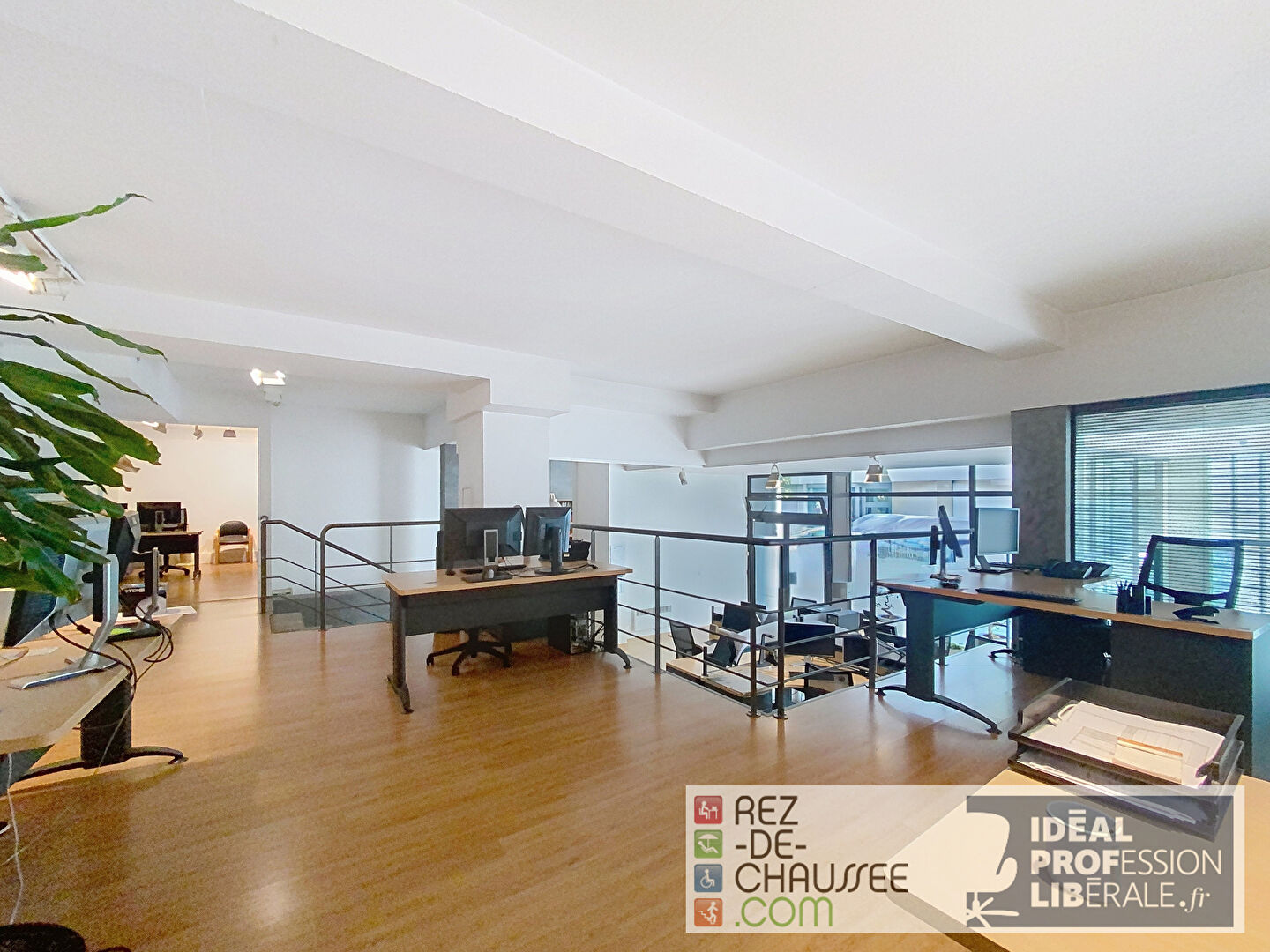 PONT DE SURESNES - 290 M²  - BUREAUX / SHOWROOM - ARCHITECTURE CONTEMPORAINE.